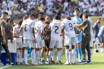 Charla del técnico tolosarra del Real Madrid, Xabi Alonso, durante una pausa de hidratación.