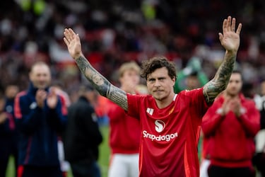 El Manchester United desembolsó 35 millones de euros al Benfica por el defensa sueco en 2017, tras expirar su contrato con los ‘Red Devils’. Ahora, el que fue el mejor futbolista de Suecia en 2018 está sin equipo y disponible con 31 años para cualquier conjunto que quiera reforzar su zaga. 