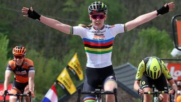 Anna van der Breggen celebra su victoria en la Flecha Valona 2019.