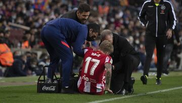 Wass, atendido por los médicos del Atlético.