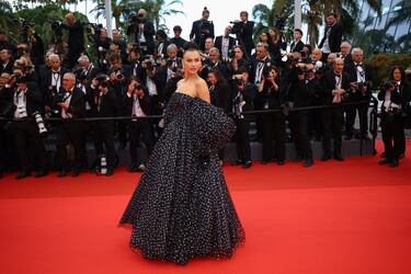 Irina Shayk posa en la alfombra roja durante el desfile inaugural del primer día de la 78ª edición del festival de cine de Cannes.