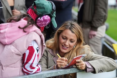 Blake Lively (derecha), esposa de Ryan Reynolds, copropietario del Wrexham, firma autógrafos a los aficionados. 
