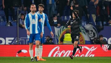 El centrocampista japonés de la Real Sociedad Take Kubo (d) celebra su primer gol durante el partido de LaLiga entre el Espanyol y la Real Sociedad, este lunes en el RCDE stadium.