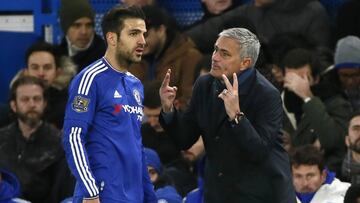 Jose Mourinho le da órdenes a Cesc durante un encuentro del Chelsea.