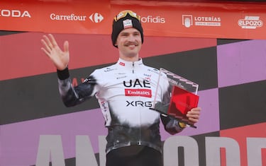 El ganador de la sexta etapa, Jay Vine celebra su triunfo en la sexta etapa de La Vuelta.
