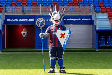 Pantxika nació en 2023. La mascota se trata de un burro, ya que el animal reúne algunos de los valores distintivos de la entidad armera: trabajo, constancia, humildad y simpatía.