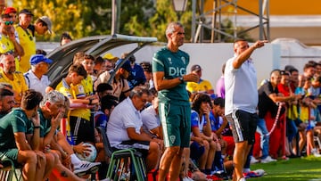 Garitano dirigiendo al Cádiz en el primer equipo de pretemporada del cuadro gaditano en Benalup.