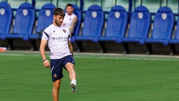 Iker Losada, durante un entrenamiento con el Levante.