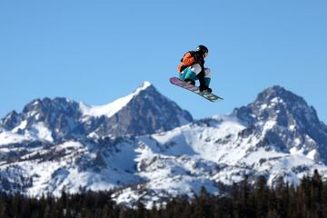 El canadiense Liam Brearley, en acción, durante un entrenamiento previo a la calificación de snowboard en el Toyota Grand Prix de EE UU, que tiene lugar en Mammoth Mountain (California). La prueba, que engloba las modalidades de esquí freestyle y snowboard en halfpipe y slopstyle, es clasificatoria para los Juegos de Invierno de Beijing.