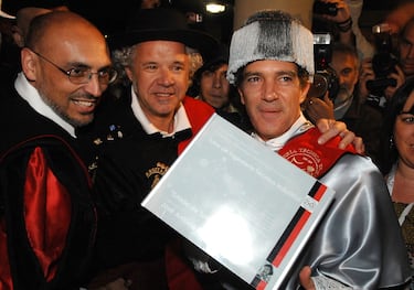 Otro español 'Honoris Causa' es el actor Antonio Banderas que recibió su doctorado en Ciencias de la Comunicación en su Málaga natal, de manos de la rectora. La univesidad andaluza alabó los logros que conseguidos por el artista en el mundo del cine y la comunicación.