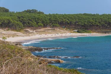 En la Isla de Ons nos encontramos con la Playa de Melide, una zona prácticamente virgen en la que se puede disfrutar de las maravillosas vistas de la ría de Pontevedra y las Islas Cíes.