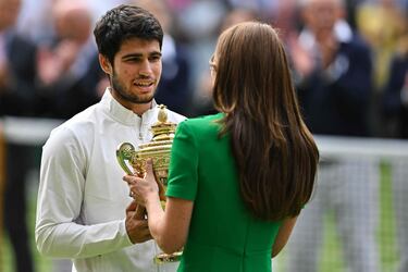 Catherine, la Princesa de Gales, entrega la copa de campeón a Alcaraz.