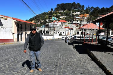 El residente local Andrés Gómez camina por una calle de la ciudad de Mineral del Monte, cuna del fútbol en México, a unos 19 km al noreste de Pachuca, en el estado de Hidalgo.