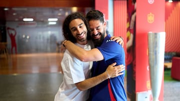 LAS ROZAS (C. DE MADRID), 01/06/2025.- Entrenamiento de la Selección Española Absoluta de Fútbol Masculino antes de la Final Four de la UEFA Nations League 2024/25, en la Ciudad del Fútbol de Las Rozas, este domingo. En la imagen, Cucurella y Francisco Alarcón 'Isco', durante el entrenamiento. EFE/RFEF/Ángel Martínez *****SOLO USO EDITORIAL/SOLO DISPONIBLE PARA ILUSTRAR LA NOTICIA QUE ACOMPAÑA (CRÉDITO OBLIGATORIO) *****