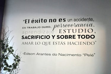 Vista de un cartel con una cita del fallecido astro del fútbol brasileño Pelé en la Universidad del Fútbol y Ciencias del Deporte (UFD). 