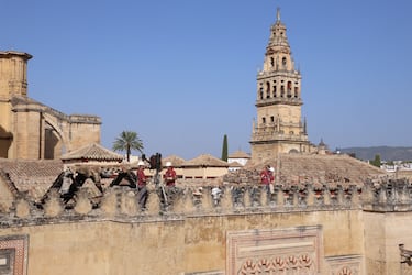 La Mezquita-Catedral de Córdoba amanece con medidas de seguridad tras el incendio ocurrido la tarde del viernes 8 de agosto.

