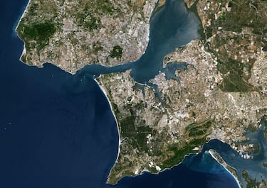 Capital y mayor ciudad de Portugal. Situada en la desembocadura del río Tajo. La ciudad tiene una población de 547 773 habitantes y su área metropolitana se sitúa en los 2 810 923 en una superficie de 2.921,90 km².