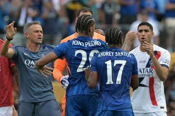 El técnico del PSG propinó un golpe al futbolista sudamericano tras el pitido final, desatando una trifulca que empaña el cierre del partido.