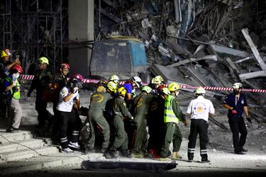 El personal de rescate realiza RCP a una víctima que fue rescatada de un edificio que se derrumbó después de que un fuerte terremoto sacudiera el centro de Myanmar