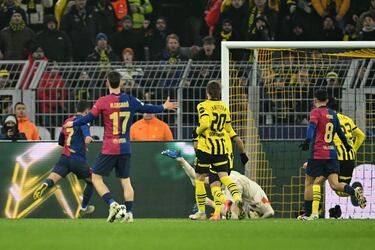 1-2. Centro desde la línea de fondo de Joules Koundé, remata Fermín López, desvía Gregor Kobe dejando el balón muerto en el área y Ferran Torres atento, anota a placer el segundo.