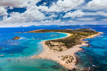 Entre Ibiza y Formentera se encuentra la isla Espalmador. Pertenece al Parque Natural de las Salinas y en él se levantan pinares mediterráneos y sabinares donde habitan chorlitejos patinegros, tarros blancos y cigüeñuelas.