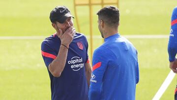 Simeone charla con Luis Suárez