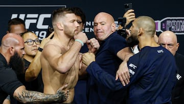 Aug 15, 2025; Chicago, Illinois, UNITED STATES; Dricus Du Plessis and Khamzat Chimaev during weigh ins for UFC 319 at Radius Chicago. Mandatory Credit: Kamil Krzaczynski-Imagn Images