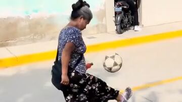 Atención al control perfecto del balón de esta mujer que se volvió viral