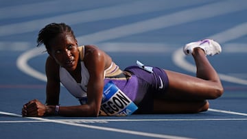 Faith Kipyegon, exhausta tras cruzar la meta.