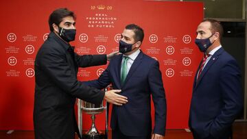 15/03/22 COPA DEL REY REUNION DE CLUBES FINALISTAS BETIS Y VALENCIA CON EL PRESIDENTE DE LA RFEF LUIS RUBIALES EN LA CIUDAD DEL FUTBOL DE LAS ROZAS
TROFEO
ANGEL HARO