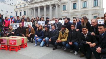 Imagen de la presentación de las 200.000 firmas de la iniciativa #PorUnaLeyJusta para pedir una reforma del Código Penal en accidentes de tráfico.