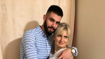 Robert Peric-Komsic, junto a su madre Ljiljana.