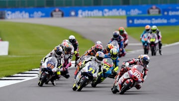 David Alonso (80) al frente del pelotón de Moto3 en Silverstone.