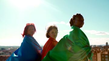 La imprescindible labor de mujeres solidarias es una serie documental que explora la increíble y valiente labor de un grupo de mujeres que ayudan a través de distintas fundaciones a otras mujeres en en situaciones de emergencia social.