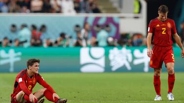 Gavi y Azpilicueta, tristes tras la derrota ante Japón en el Mundial de Qatar.