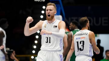 Dzanan Musa celebra una acción con Sergio Rodríguez al fondo.