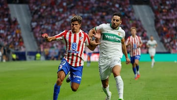 Giuliano Simeone durante el encuentro liguero ante el Elche en el primer partido en casa de la temporada 25-26.