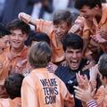 Carlos Alcaraz celebra la victoria con los recogepelotas.