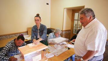 Una persona ejerce su derecho a voto durante las elecciones generales, en la vivienda de D. Antonio Pérez Galán, a 23 de julio de 2023, en Vilanova, Cervantes, Lugo, Galicia (España). En el Concello de Cervantes se sitúan dos de las mesas electorales que permanecen instaladas en viviendas particulares en la provincia de Lugo. Los españoles están llamados hoy, 23 de julio de 2023, para elegir a sus representantes para los próximos cuatro años. Están en juego 350 escaños en el Congreso y 208 en el Senado (ya que 57 de los 265 senadores lo son por designación autonómica), que tendrán que elegir al próximo Gobierno. Estos comicios estaban previstos para diciembre pero el presidente del Gobierno decidió adelantarlo tras los malos resultados obtenidos por su formación en las elecciones municipales y autonómicas del pasado 28 de mayo.
23 JULIO 2023;;VOTOS;ELECCIONES;23J;GENERALES;RURAL;PIXELADA
Carlos Castro / Europa Press
23/07/2023