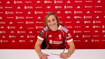 Alejandra Bernabé, firmando su nuevo contrato con el Liverpool.