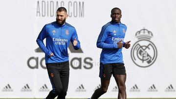 Benzema y Mendy trotan sobre el césped de Valdebebas.