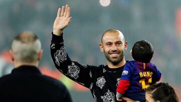 GRAF7477. BARCELONA (ESPAÑA), 25/01/2018.- El exjugador del Barcelona Javier Alejandro Mascherano, se despide durante el partido de vuelta de los cuartos de final de Copa del Rey contra el Español en el Nou Camp.EFE/Alejandro García
