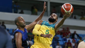 Patty Mills ante Tony Parker.