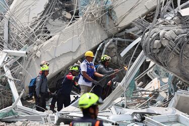El personal de rescate trabaja en el lugar de un edificio que se derrumbó tras un fuerte terremoto en Bangkok, Tailandia.