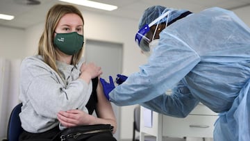 Canberra (Australia), 26/08/2021.- A nurse administers a shot of AstraZeneca Covid-19 vaccine at Kenolta Medical Centre in Canberra, Australia, 27 August 2021. The Australian Capital Territory was placed under lockdown until at least 02 September 2021 following an outbreak of COVID-19. EFE/EPA/LUKAS COCH AUSTRALIA AND NEW ZEALAND OUT
