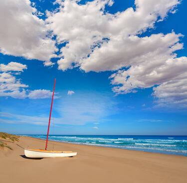 Cullera tiene 15 kilómetros de costa y por eso no es de extrañar que en ella se encuentren algunas de las mejores playas de la comunidad. De las once que pertenecen a este municipio, la playa del Dosel es la mejor por ser la más natural y salvaje, prácticamente una playa virgen. También forma parte de la Reserva Natural de la Albufera y cuenta con unas de las dunas más extensas de toda Valencia.