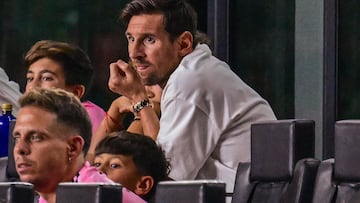 AME2351. FORT LAUDERDALE (ESTADOS UNIDOS), 20/08/2025.- Lionel Messi de Inter Miami observa desde un palco este miércoles, durante el partido de cuartos de final de la Leagues Cup 2025 entre el Inter Miami CF y Tigres UANL, en Fort Lauderdale, Florida ( EE. UU.). EFE/ Giorgio Viera