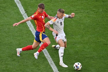 Toni Kroos y Dani Olmo en acción durante el partido de cuartos de final entre España y Alemania.