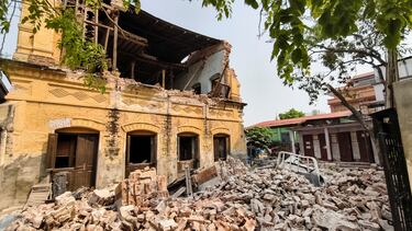 Una vista muestra escombros junto a un edificio dañado después de que un fuerte terremoto sacudiera el centro de Myanmar, en Mandalay.