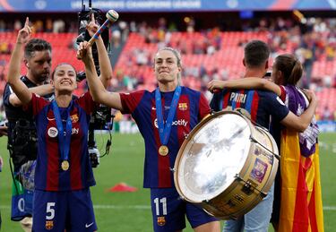Jana Fernández y Alexia Putellas celebran el título europeo. 
 